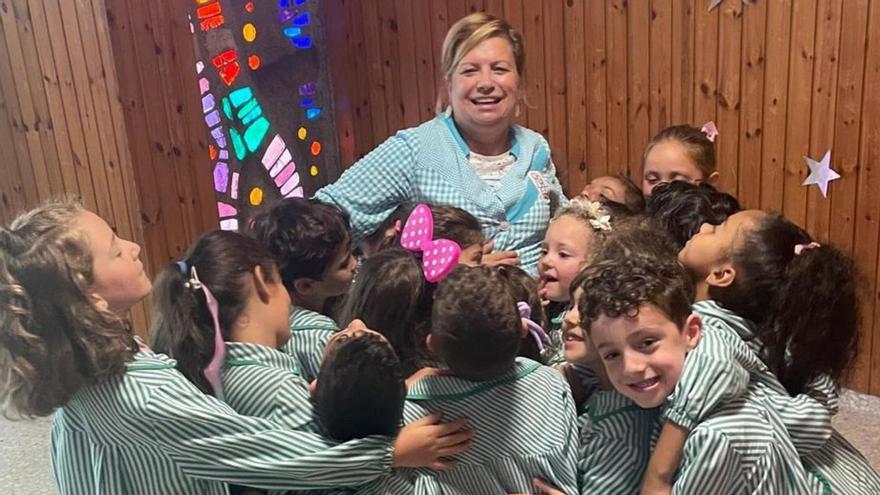 Marisa Fernández, en un abrazo colectivo con sus «duendes» en 2022. | M. F.