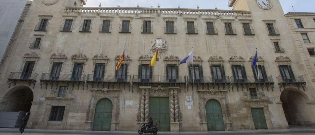 Fachada principal del Ayuntamiento de Alicante.  | PILAR CORTÉS