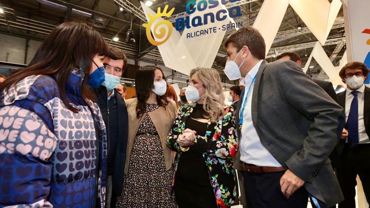 El presidente de la Diputación, Carlos Mazón, saluda a Inés Arrimadas (Cs) junto a la edil alicantina Mari Carmen Sánchez, en la feria