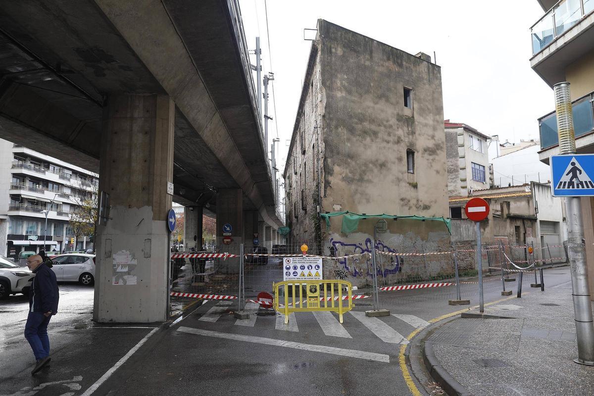 Les fotos de l'enderroc de l'edifici desocupat al carrer Tomàs Mieres de Girona