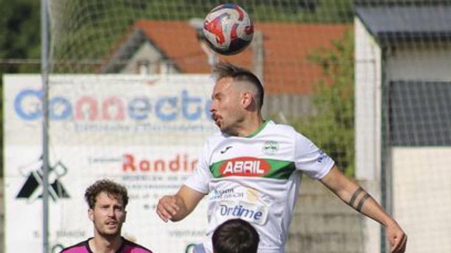 Una acción del partido de ida en Outeiro. | Pabellón CF