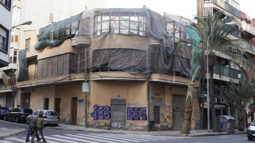 Edificio de Pérez Galdós, mientras los trabajos de derrumbe