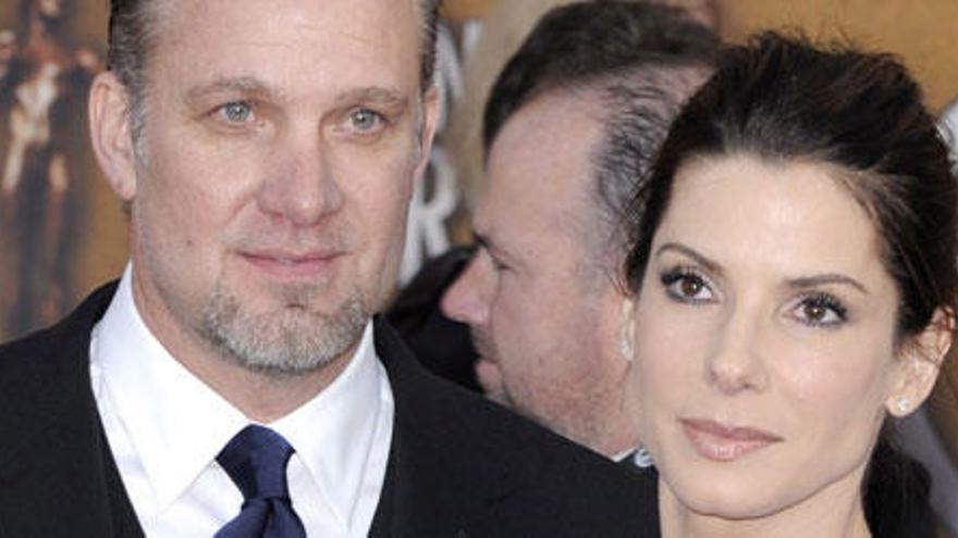 El marido de Sandra Bullock se disculpa por el daño causado a su familia