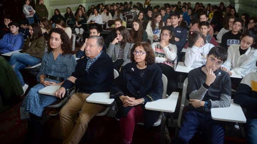 Los tres exdiputados junto con los alumnos que participaron en la charla. // Rafa Vázquez