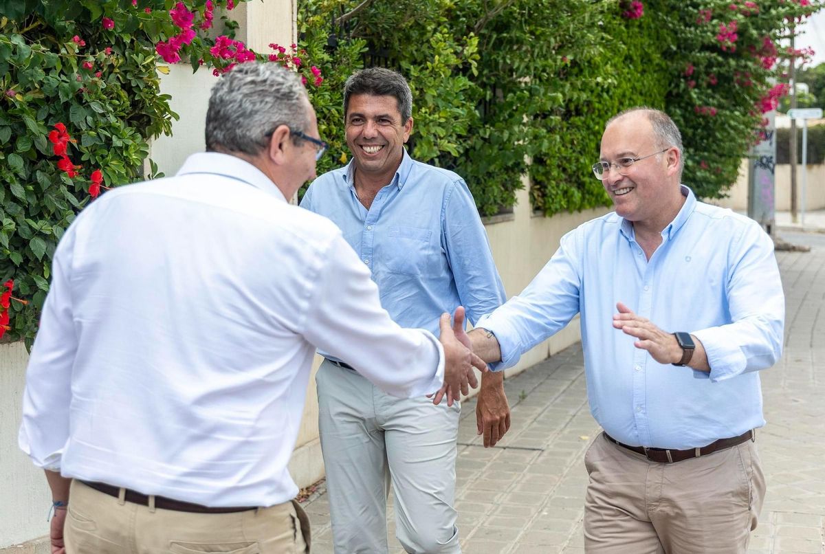 Carlos Mazón y Miguel Tellado saludan a Toni Pérez, este viernes, a su llegada al acto del PP