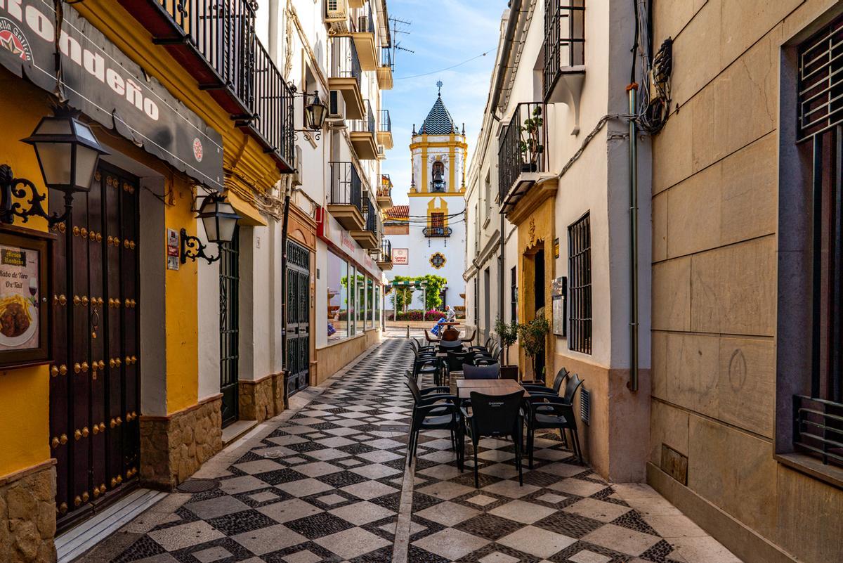 La vista de la calle de la ciudad cerca del Puente Nuevo en Ronda, Málaga, Andalucía, España