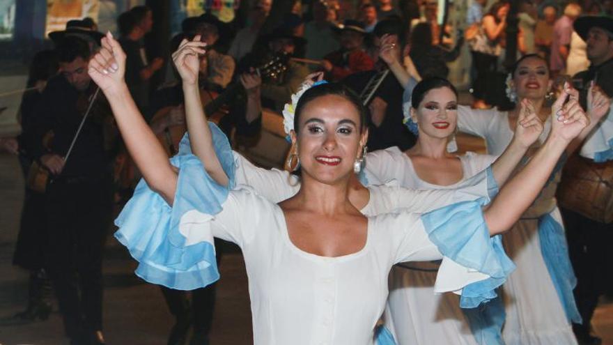 La música y los bailes del mundo aterrizan con gran expectación en la Praza Maior