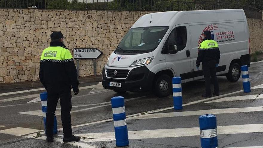 La Policía de Xàbia lleva los deberes a las casas de los niños que no tienen ordenadores