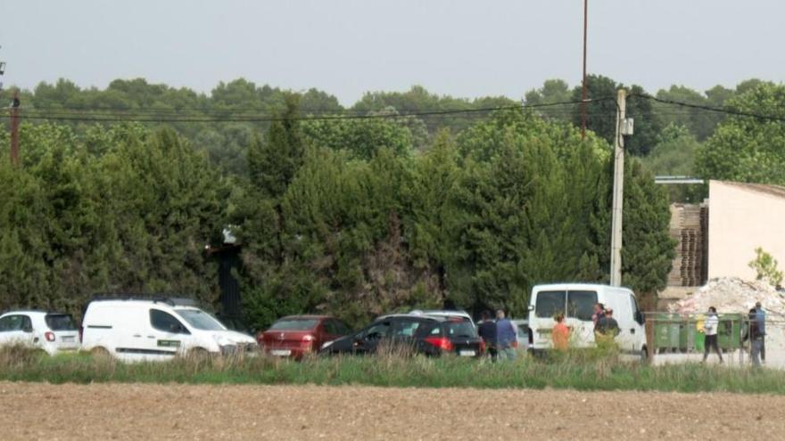 Zahlreiche Menschen kamen zur Lagerhalle, nachdem sie von dem Unglück gehört hatten