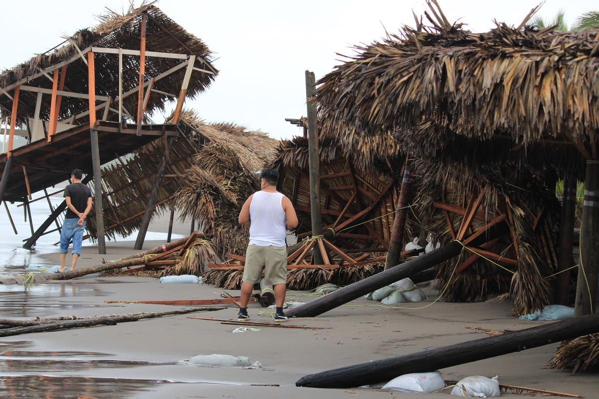 El huracán Roslyn azota la costa de México en el Pacífico