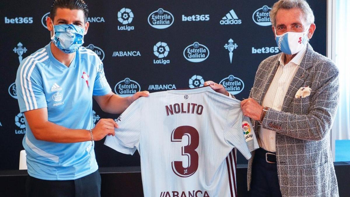 El delantero andaluz junto a Carlos Mouriño en la firma del acuerdo. //  RCCelta