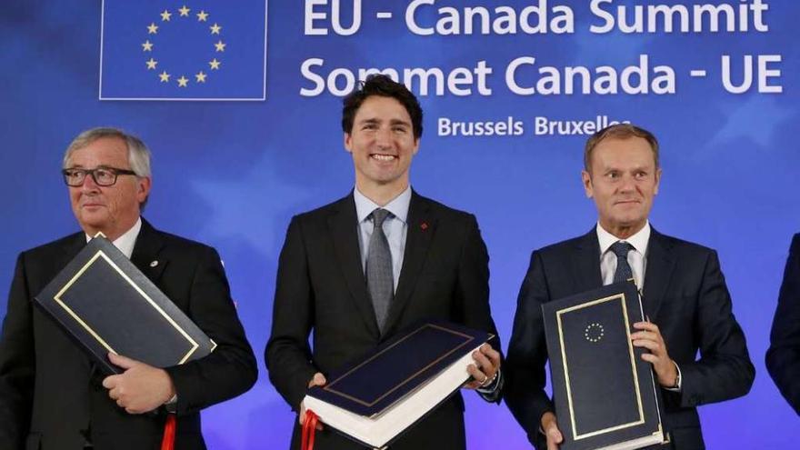 Juncker, Trudeau y el presidente del Consejo de la UE, Donald Tusk, ayer, tras la firma del acuerdo.
