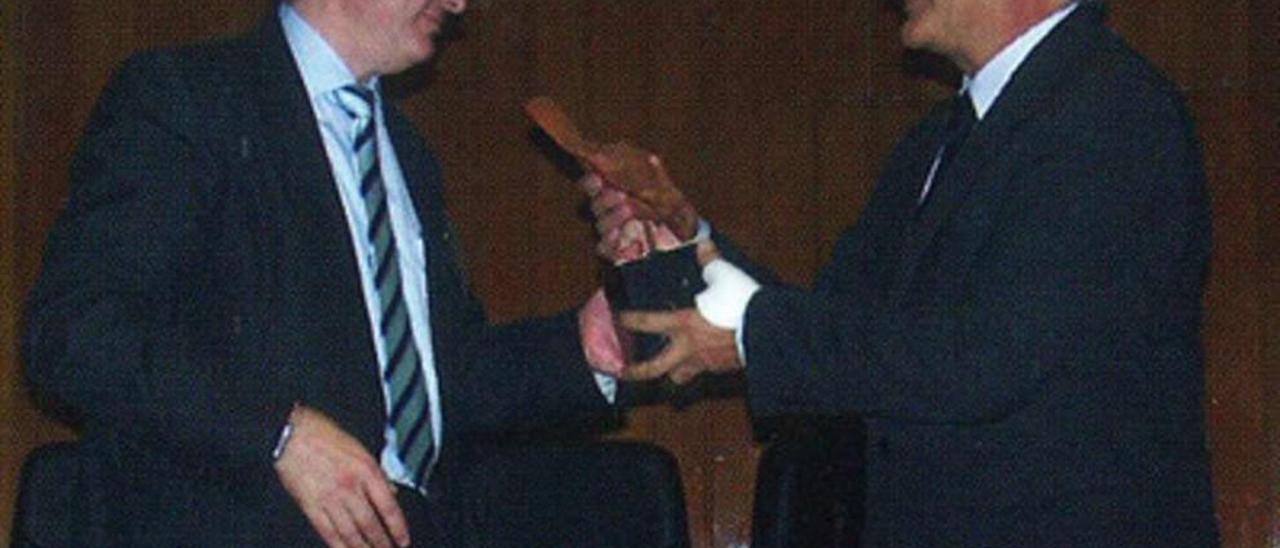 Alfonso Otero (derecha) recibiendo hace unos años un premio por otra investigación renal. // Archivo Alcer