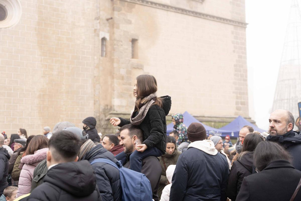 Los niños pacenses se comen las uvas de gominola en las campanadas de San Juan