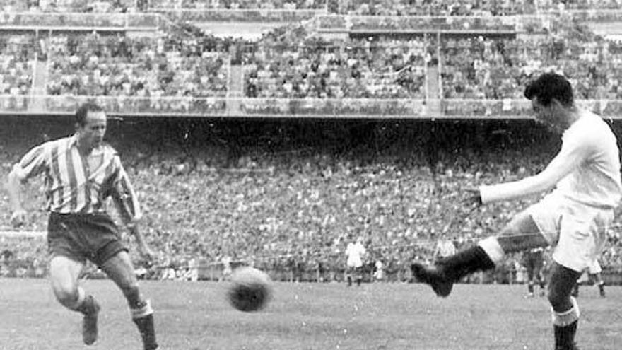 Pahíño remata a portería durante un partido del Real Madrid en el estadio de Chamartín