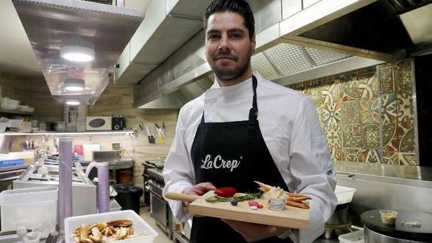 El chef de La Crep elaboró ayer la tapa ganadora de 2017. // Jose Lores