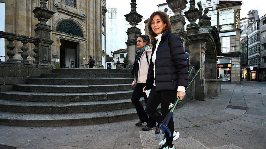 Ana Rosa Quintana y su
amiga y socia Chelo
Montesinos, ante el santuario
de A Peregrina. | // GUSTAVO SANTOS