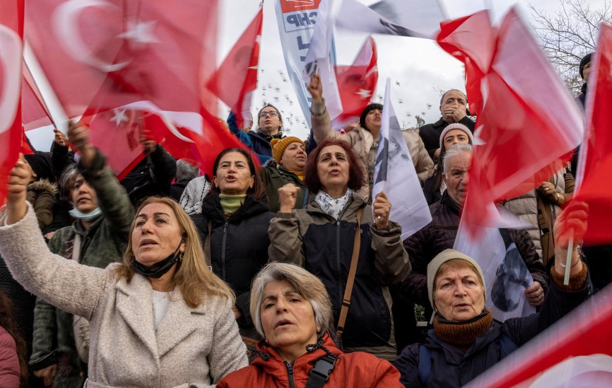 Manifestación a favor del alcalde de Estambul, Ekrem Imamoglu, aguardan el veredicto. Manifestación a favor del alcalde de Estambul, Ekrem Imamoglu, aguardan el veredicto.