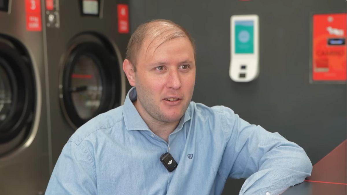 Esta es la idea de negocio de Mark, dueño de su propia lavandería autoservicio