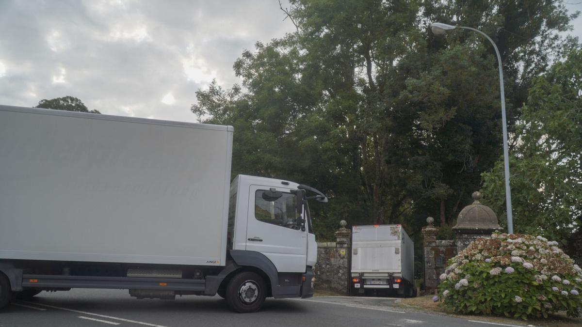 Los camiones de mudanza entran en el pazo de Meirás.