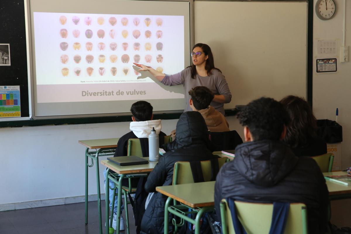 Una comadrona normalizando ante un aula de tercero de ESO la diversidad de vulvas existente.