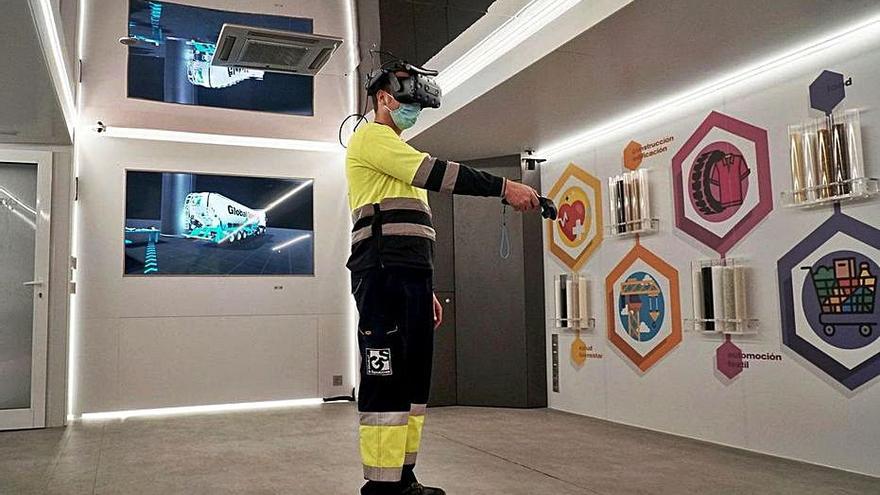 Un transportista formant-se amb realitat virtual. | DIARI DE GIRONA