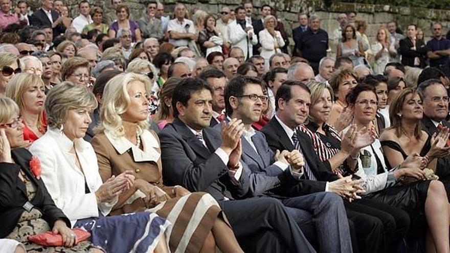 Rodolfo Irago, flanqueado por Santiago Domínguez y Abel Caballero, junto al resto de representantes políticos durante el acto.