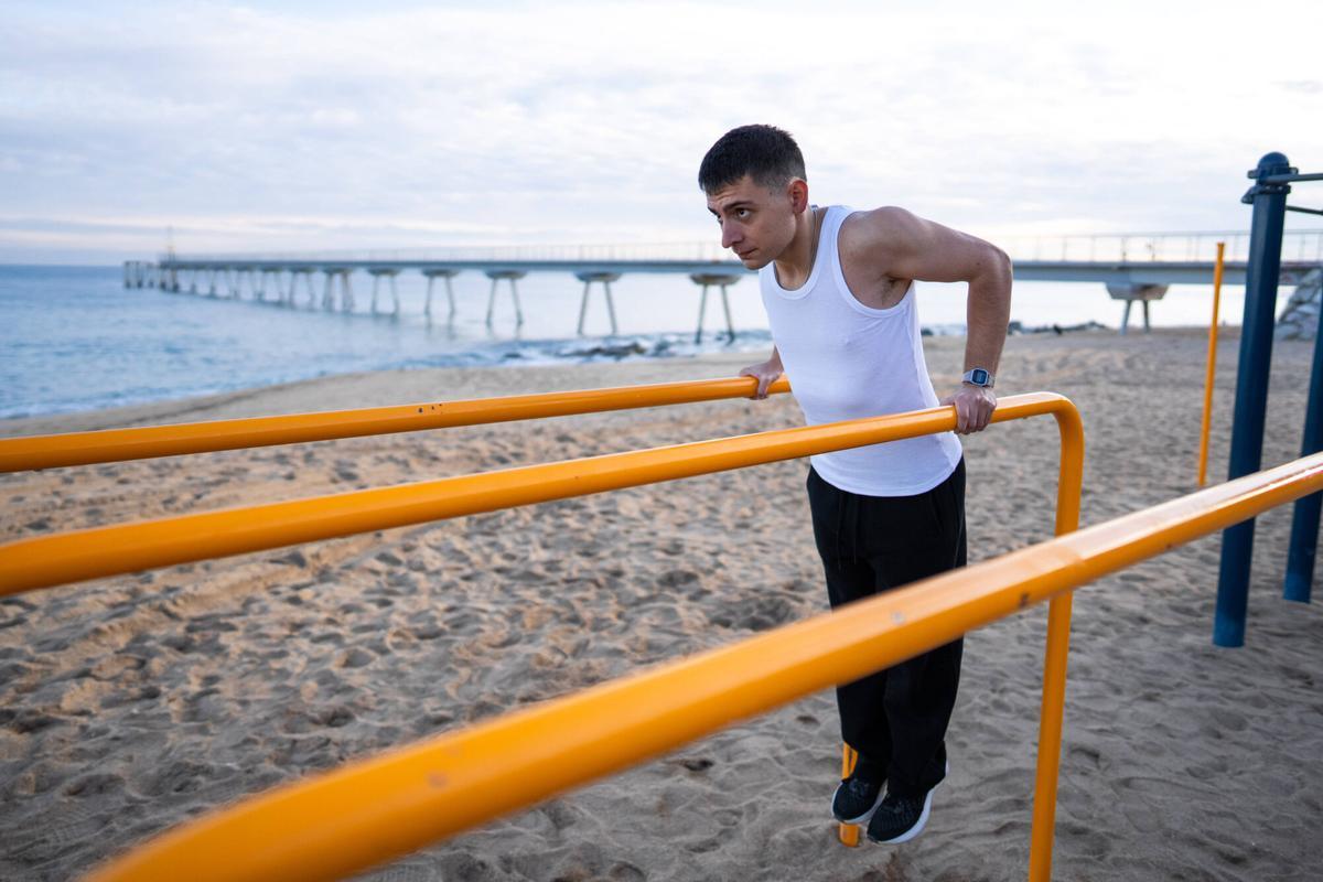 Deportistas realizan ejercicio al aire libre en zonas urbanas y marítimas de Badalona, una práctica cada vez más extendida en el área metropolitana de Barcelona.