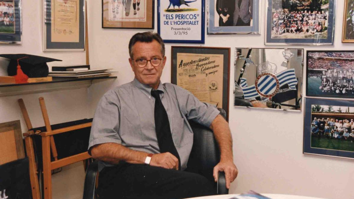 Ferran Martorell, rodeado de objetos del Espanyol en su despacho.