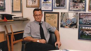 Ferran Martorell, rodeado de objetos del Espanyol en su despacho.