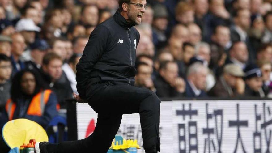 Klopp, en la banda durante un partido del Liverpool.