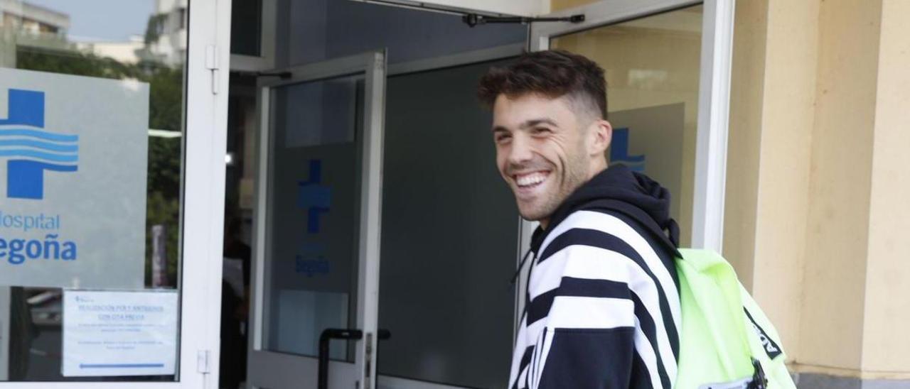 Nacho Méndez, ayer, a su entrada en el Hospital Begoña. | Ángel González