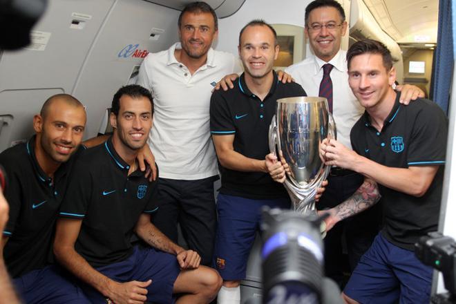 La llegada del FC Barcelona tras conquistar la Supercopa de Europa