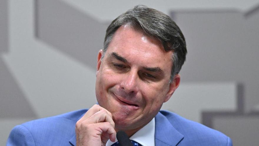 Una investigación contra Flávio Bolsonaro empantana la campaña electoral en Brasil