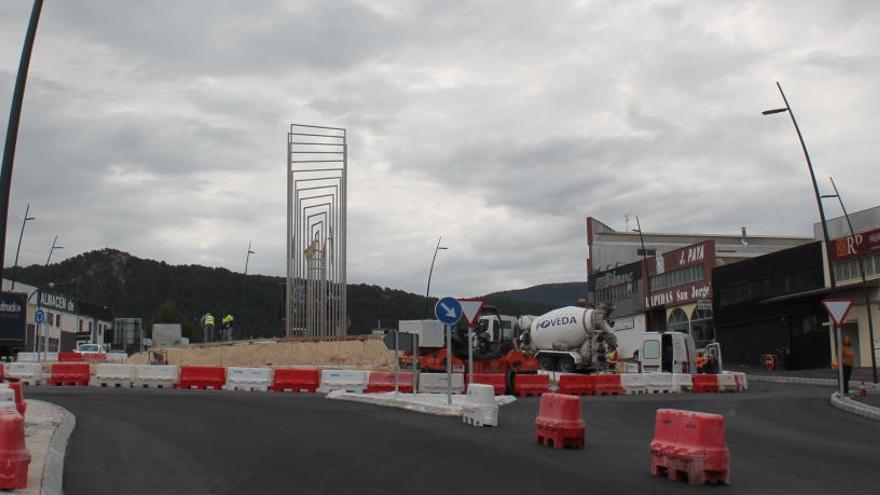 Alcoy reubica la escultura de Alfaro en la nueva rotonda de acceso a la ciudad