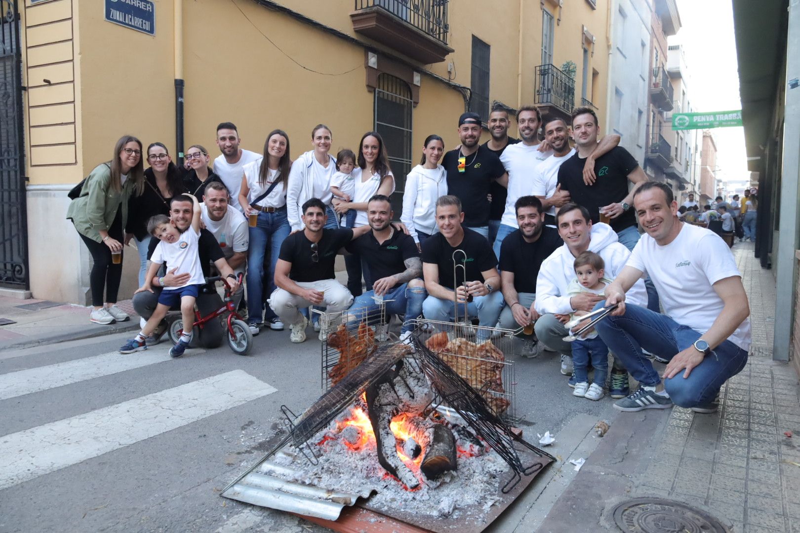 FOTOGALERÍA I Las imágenes de la Nit de la Xulla y del encuentro de elaboración de allioli de las fiestas de Vila-real