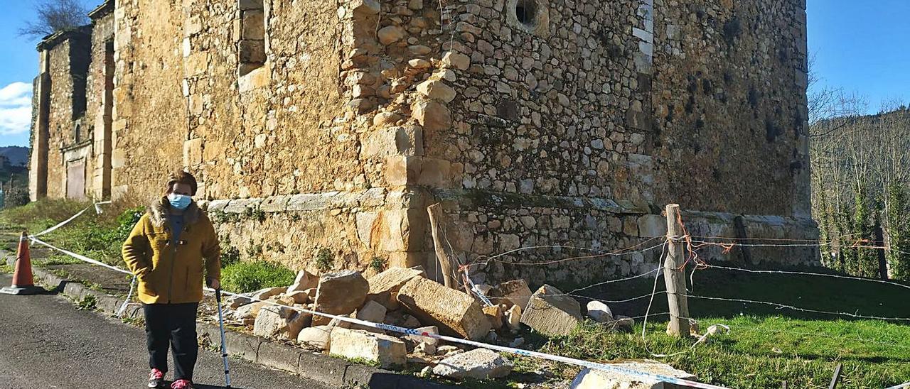 Pepi Sánchez, ayer, paseando junto a la zona de la iglesia donde ha habido un nuevo derrumbe. | Eva San Román