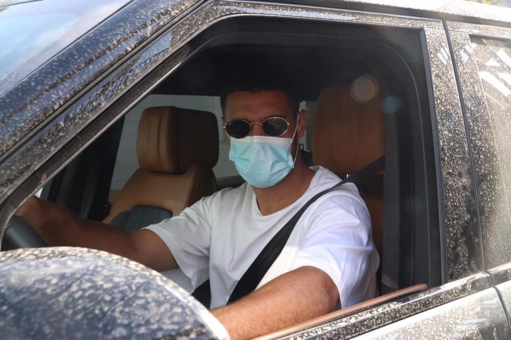 Los jugadores del Málaga CF llegan para someterse a la prueba de coronavirus.