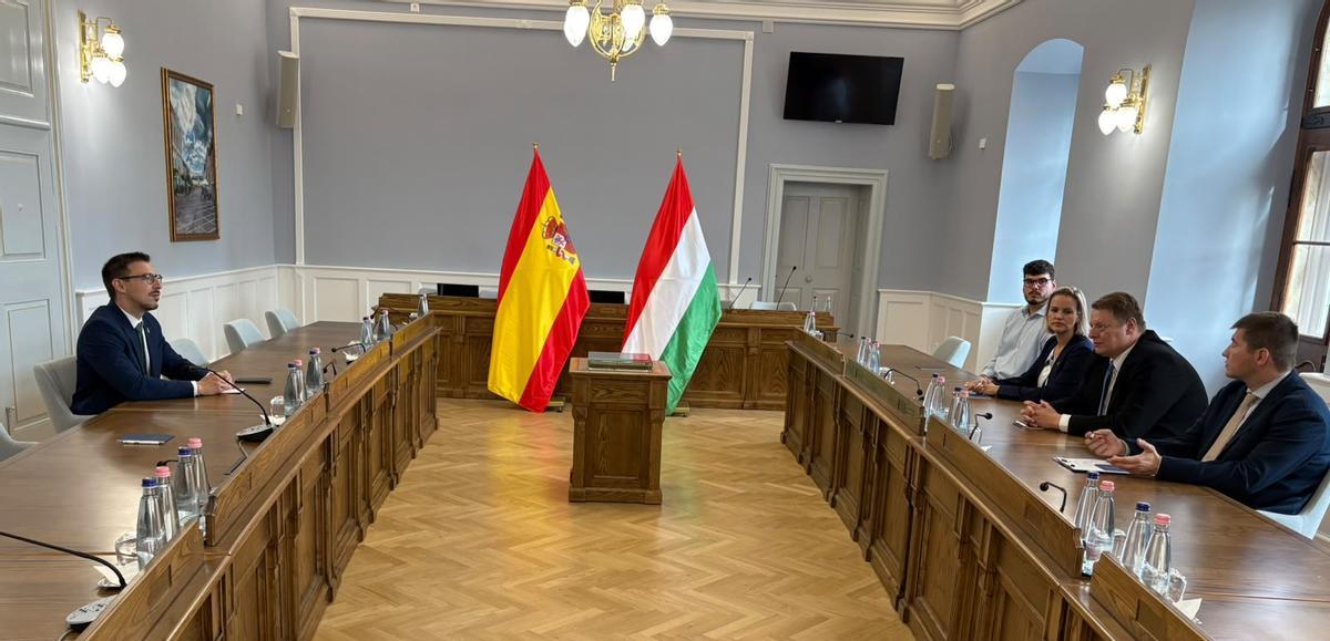 Alberto Vidal junto a los representantes de Esztergom en la reunión.