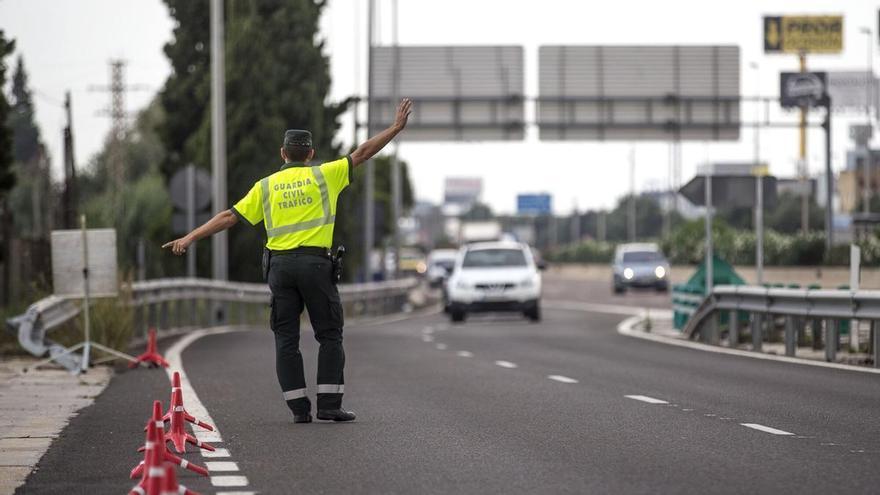 Multado con 200 euros un conductor por circular sin la nueva etiqueta amarilla obligatoria: la Guardia Civil extrema la vigilancia