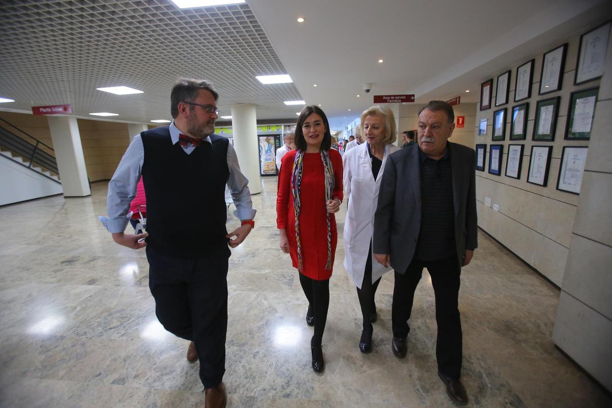 Montón, cuando era consellera de Sanidad, visita el hospital de Alzira en el primer día tras la reversión.