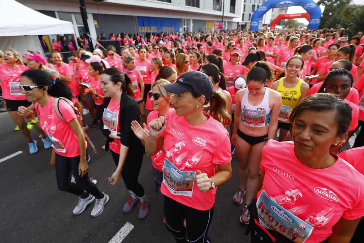 En imágenes | La Carrera de la Mujer llena de rosa el centro de Zaragoza