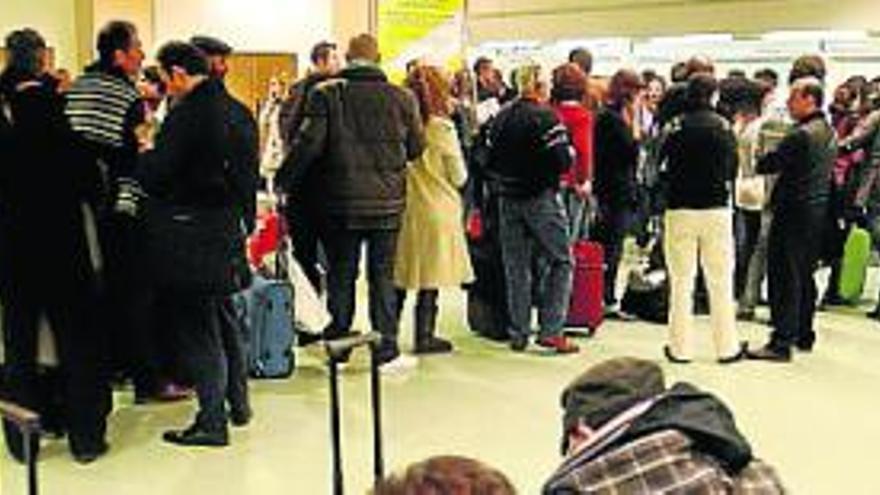 Afectados por la huelga de controladores de 2010 en Ibiza.