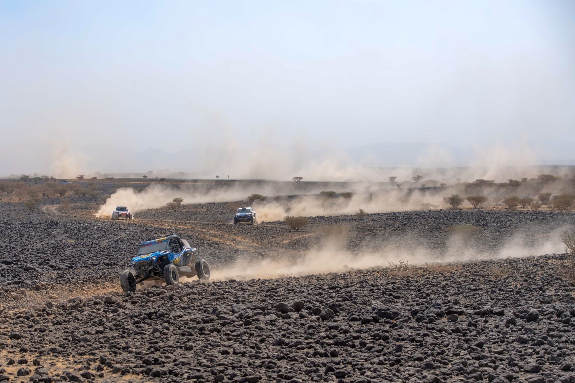 -FOTODELDÍA- EA2121. AL HENAKIYAH (ARABIA SAUDITA), 07/01/2025.- Vehículos de carreras compiten en la tercera etapa del Rally Dakar 2025, desde Bisha a Al Henakiyah este martes, en Al Henakiyah (Arabia Saudita). EFE/EPA/Gerard Laurenssen. -FOTODELDÍA-