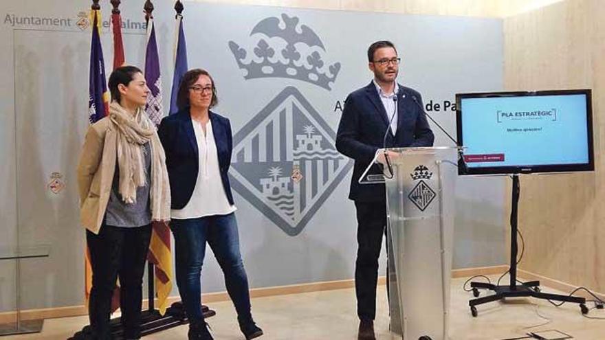 El alcalde, José Hila, con la concejala de Turismo y la nueva gerente de Palma Activa, Susana Rincón.