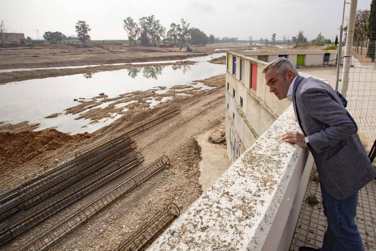 El conseller de Agricultura Miguel Barrachina presenta las obras de reparación de los encauzamientos urbanos en Carlet junto a la alcaldesa de esta localidad, Laura Sáez.