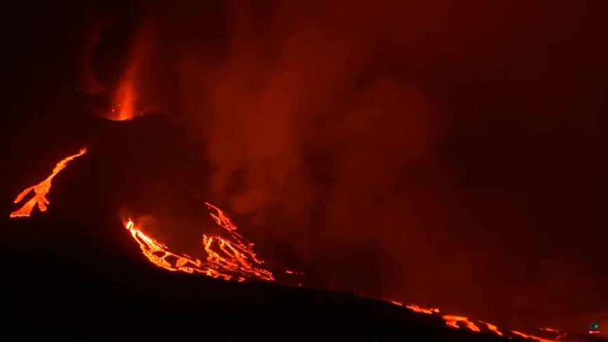 Emisión de lava en el volcán de La Palma durante la madrugada del 25 de octubre.