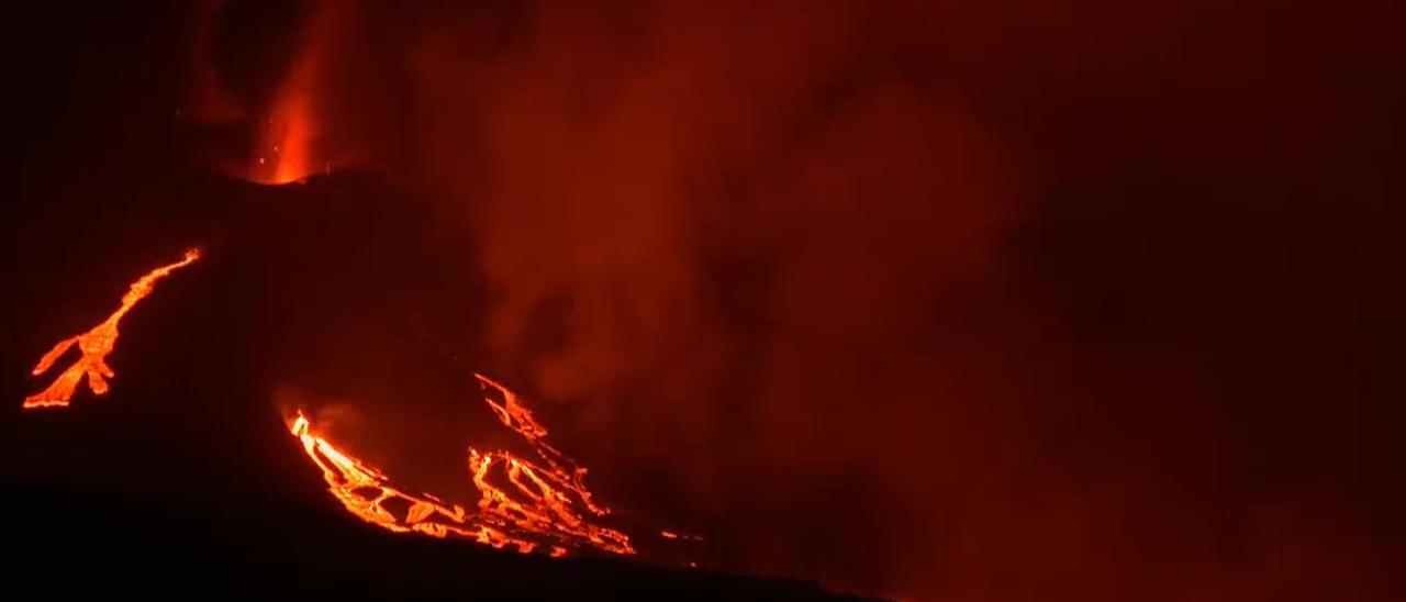 Emisión de lava en el volcán de La Palma durante la madrugada del 25 de octubre.