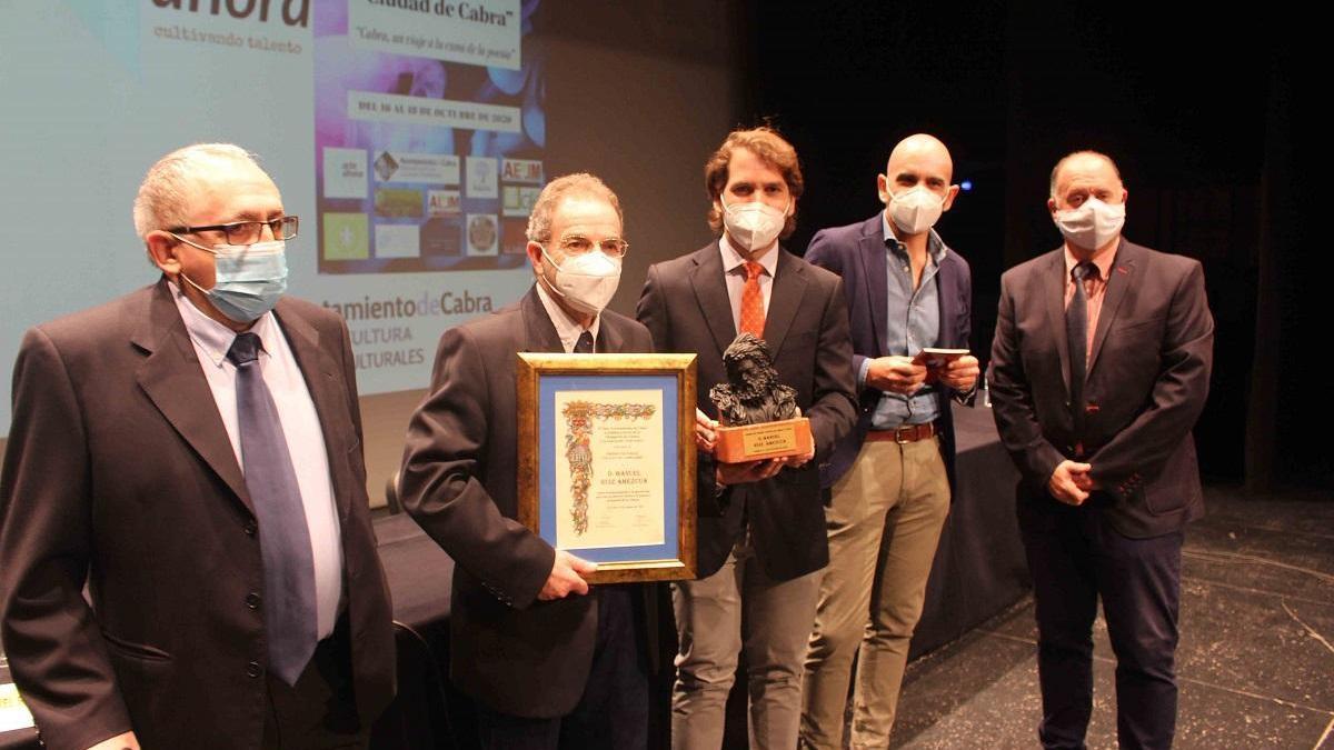 Manuel Ruiz Amezcua recibe el premio Ciudad de Cabra