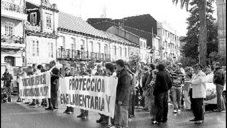 D.P.
Los vendedores renunciaron a montar sus puestos y se manifestaron por distintas calles pidiendo &quot;Protección Parlamentaria&quot; contra lo que calificaron de desprecio y discriminación política, según podía leerse en sus pancartas. Los manifestantes lanzaron consignas contra el concello para exigir que se les permita mantener sus puestos. El mercadillo continúo en la plaza de la iglesia y en calles próximas.